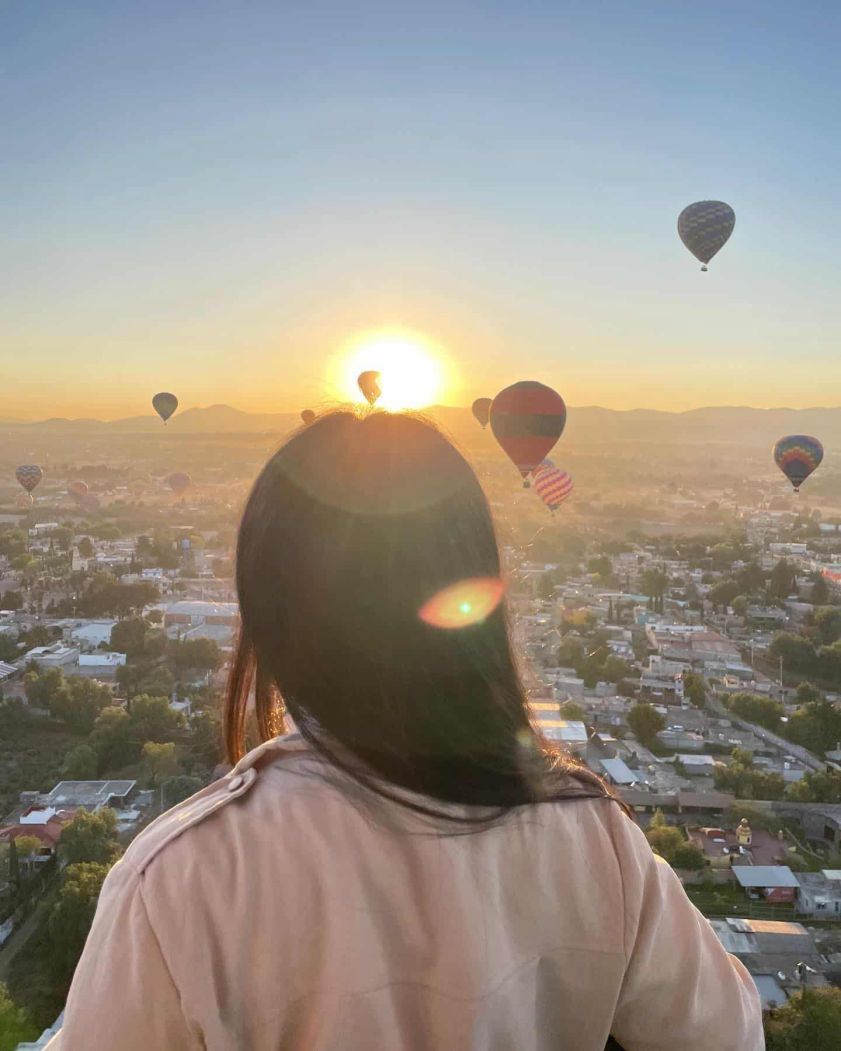 Amanecer con el sol naciente y globos aerostáticos en Teotihuacán