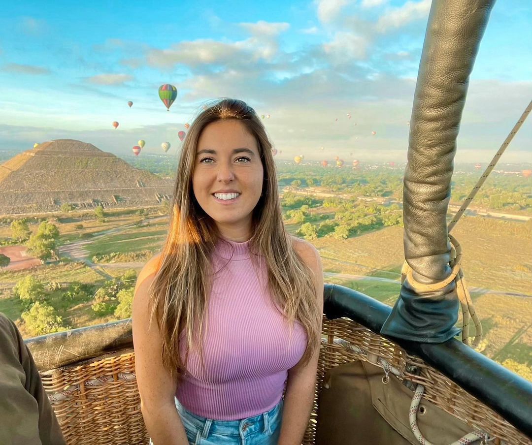 Panorámica de globos aerostáticos al amanecer en Teotihuacán