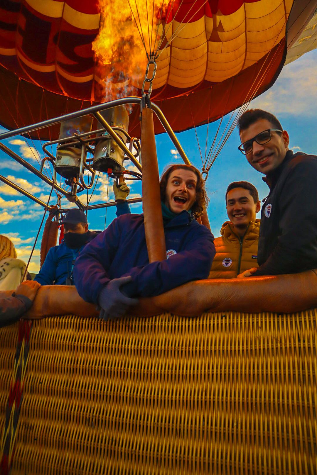 Grupo familiar celebrando un cumpleaños en la canasta de un globo aerostático en Teotihuacán