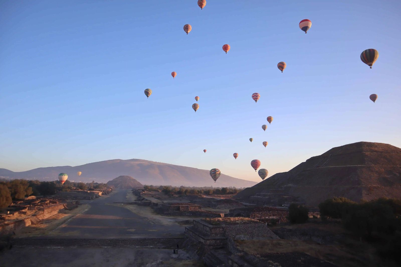 Vuelo en globo en Teotihuacán al amanecer: panorámica de globos sobre las pirámides