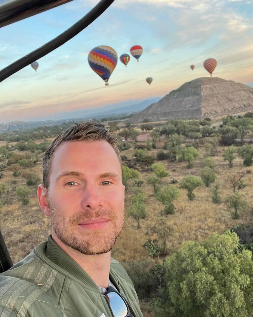 Pasajero con vista a las pirámides desde un globo aerostático en Teotihuacán